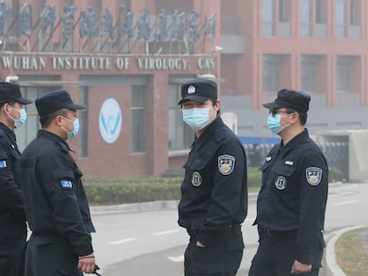 Cuatro vigilantes de seguridad custodian el instituto de virología de Wuhan, en febrero.