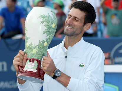 Novak Djokovic levanta el trofeo del Masters 1.000 de Cincinnati.