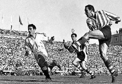 Zarra, en uno de sus remates viscerales, durante una final de la Copa entre el Athletic y el Valladolid.