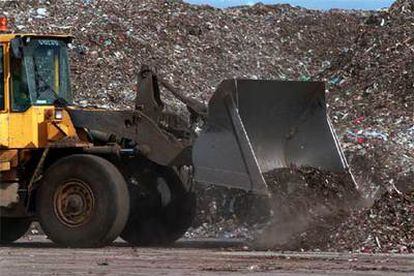 Una pala trabajando en la planta de tratamiento de residuos sólidos en Guadassuar.