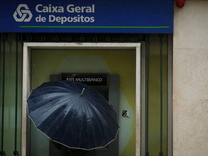 Un cajero elect&oacute;nico de la Caixa Geral de Depositos en el centro de Lisboa.