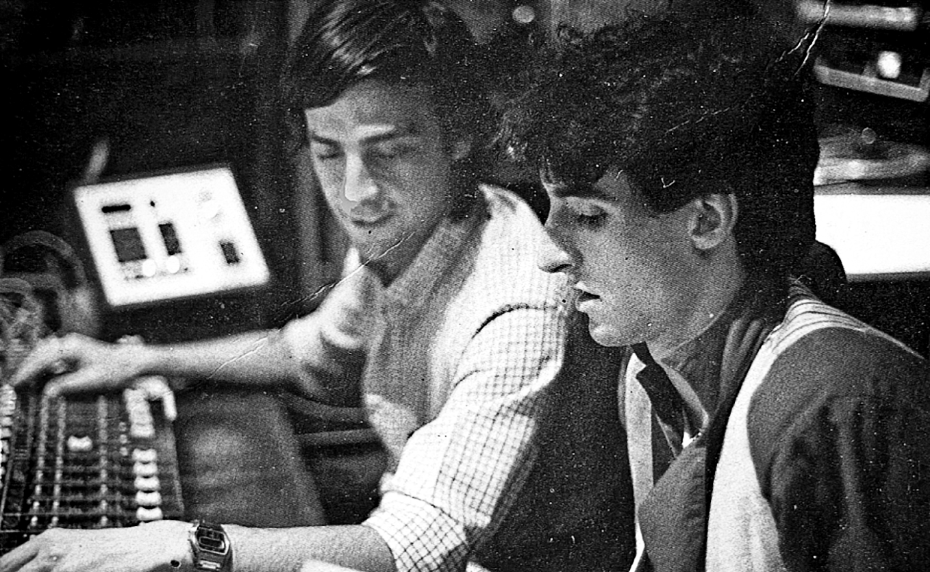 El ingeniero de sonido José María Díez y Ramoncín durante una de las sesiones de grabación de '¡Corta!' (1982). 