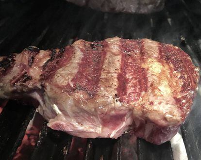 BIFE SOBRE PARRILLA / CAPEL