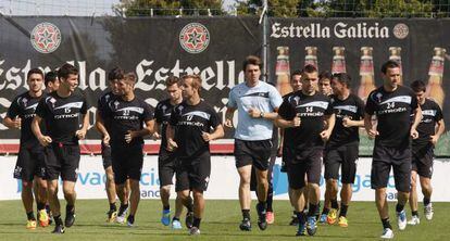 El Celta se entrena en el campo de A Madroa (Vigo).