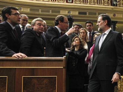 Mariano Rajoy rodeado de algunos ministrables.