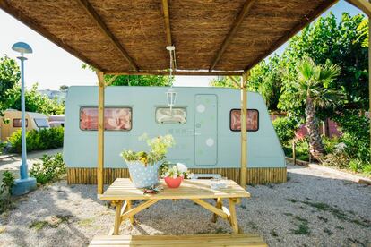 Una de las 12 caravanas 'vintage', cada una decorada con un color y un estilo diferente, del camping Miramar, en Montroig, Tarragona.