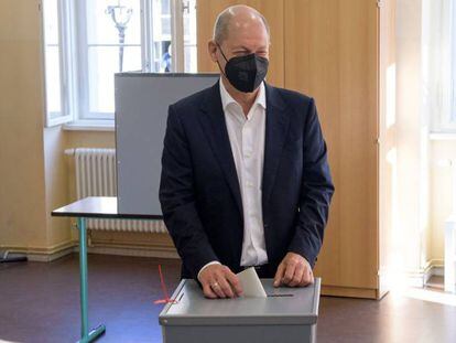 El candidato Olaf Scholz vota en Potsdam.