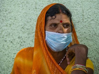 Una mujer se cubre con una mascarilla protectora en Nueva Delhi, India, el 1 de abril de 2020.