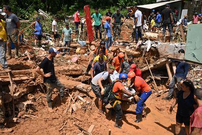 Personal de rescate transporta el cuerpo de una víctima después de la inundación en São Sebastião, en el Estado de São Paulo (Brasil), este martes.