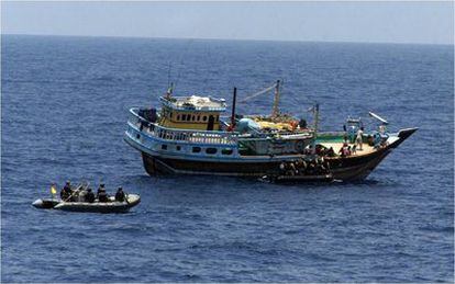 El barco iraní <i>Uaid-400</i> rescatado por la <i>Navarra</i> tras ser abandonado a su suerte por un grupo de piratas somalíes.