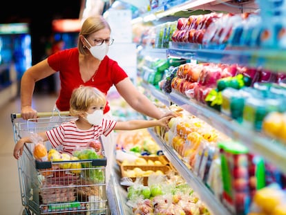 En el supermercado, acostumbrarles al color llamativo de los alimentos naturales contribuye también a incrementar su interés por las verduras.