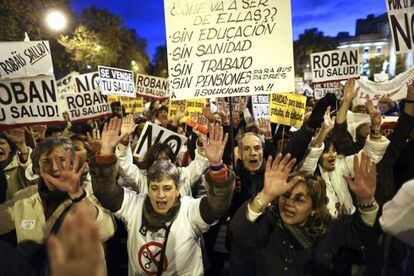 Manifestantes con las manos hacia arriba, durante la protesta en defensa de la sanidad pública.