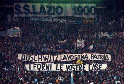 Una pancarta en 1998 en un partido de la Lazio contra contra la Roma.