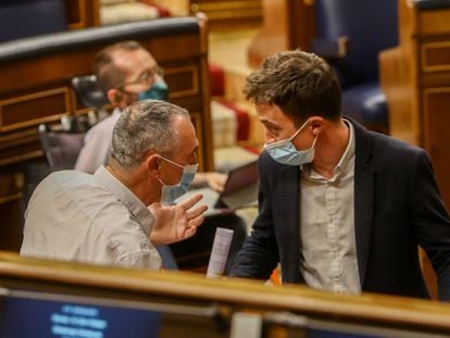 Joan Baldoví e Íñigo Errejón charlan este martes en el hemiciclo. Al fondo, Pablo Echenique.