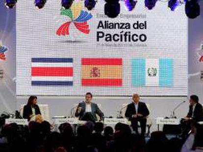 La presidenta de Costa Rica, Laura Chinchilla (i), el presidente del Gobierno España, Mariano Rajoy (2-i) y el presidente de Guatemala, Otto Pérez (2-d), participan en un conversatorio sobre economía en el Encuentro Empresarial, durante la VII Cumbre Alianza del Pacífico que se realiza en Cali (Colombia).