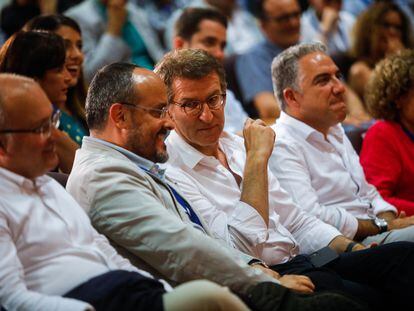 Feijóo mira al presidente del PP de Cataluña, Alejandro Fernández (los dos en el centro de la imagen), el pasado 23 de julio, en un acto del partido en Barcelona.