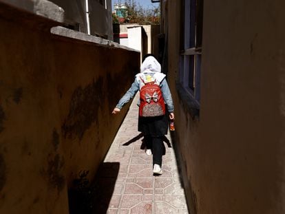 Hadia, alumna de cuarto de primaria, volvía a casa del colegio el pasado mes de octubre en Kabul, la capital de Afganistán.