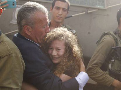 Ahed Tamimi abraza a su madre tras su liberación, este domingo en Nabi Saleh (Cisjordania) / En vídeo, Ahed Tamimi sale de una cárcel israelí tras cumplir ocho meses de condena