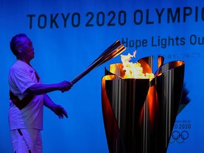 Encendido del fuego olímpico durante la ceremonia de relevos de la antorcha en el Parque Shiba, en Tokio. NAOKI OGURA (REUTERS)