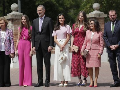 La infanta Sofía hace la confirmación en una ceremonia con sus compañeros del colegio y a la que asisten los reyes y la princesa Leonor.