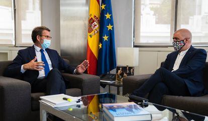 El presidente del PP, Alberto Núñez Feijóo, con el secretario general de CCOO, Unai  Sordo, en la sede nacional del PP este martes.