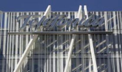 Logotipo de Telefónica en su sede de Barcelona.
