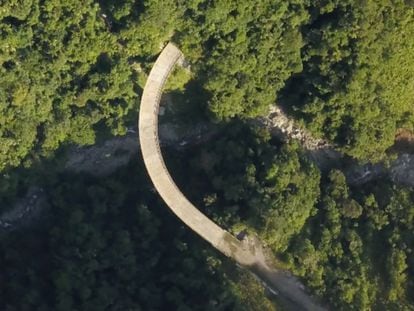 Un puente sin acabar en medio del piedemonte amazónico, en Colombia, protagonista del documental 'Suspensión'.
