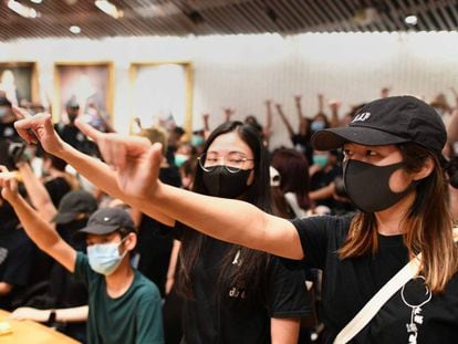 Un grupo de estudiantes se manifiesta en la Universidad China de Hong Kong el 3 de octubre.