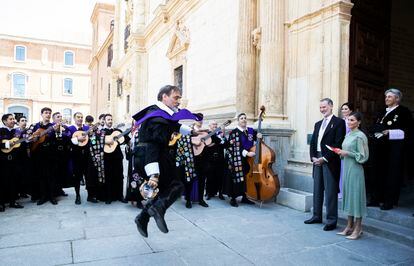 Miembros de la tuna de Alcalá de Henares actúan ante los Reyes durante el acto de entrega del premio.