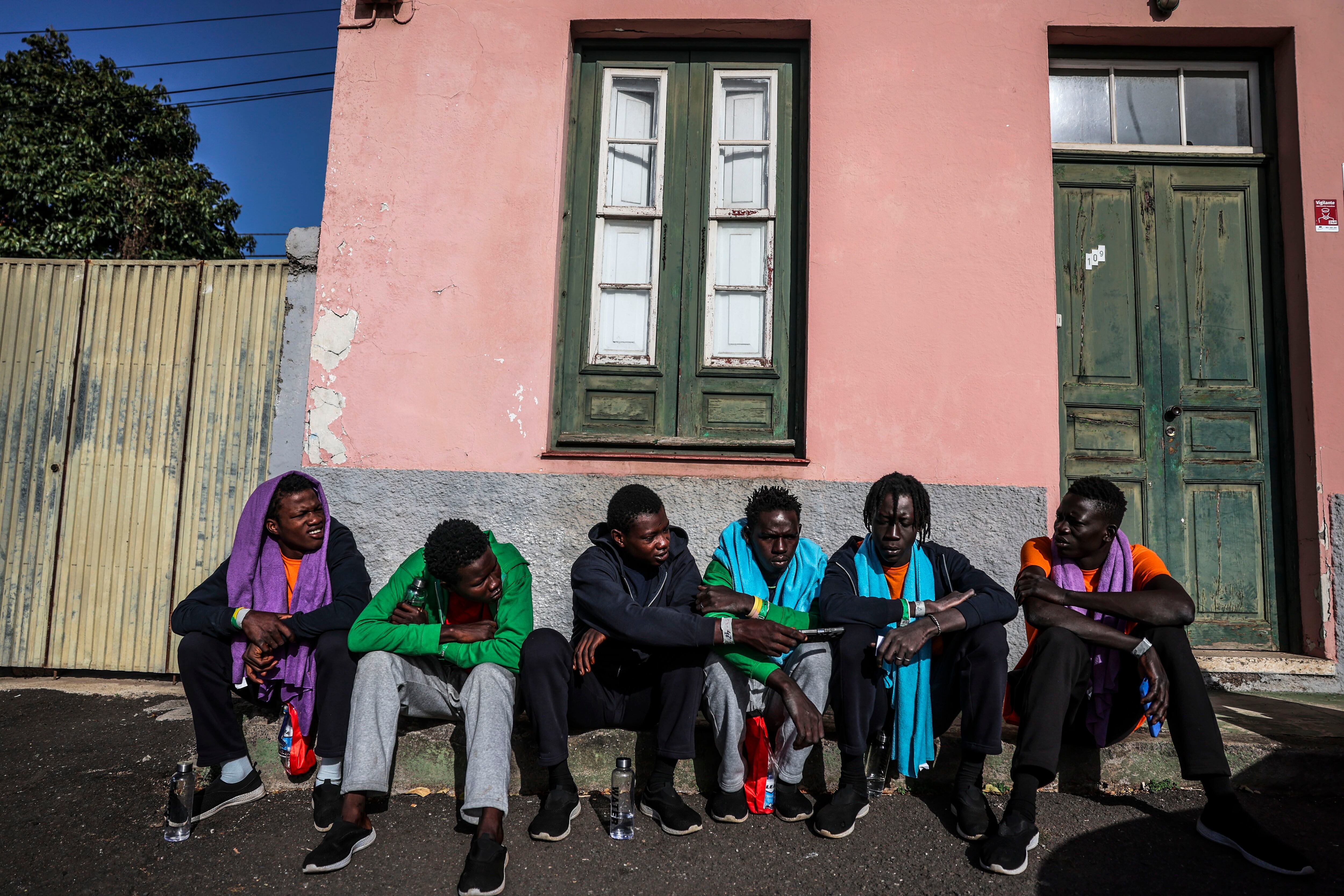 Un grupo de migrantes en el exterior del campamento de Las Canteras en Tenerife. 