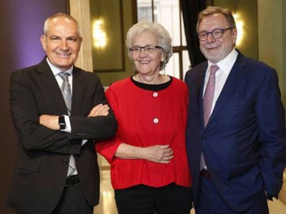 Antonio Caño, Soledad Gallego-Díaz y Juan Luis Cebrián, anoche en el círculo de Bellas Artes. En vídeo, el discurso completo de Antonio Caño, director de EL PAÍS.