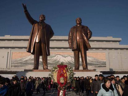 Las estatuas de Kim Il-Sung, a la izquierda, y Kim Jong-Il, a la derecha, en Pyongyang. Vídeo: declaraciones de expertos sobre el virus, en mayo de 2017.