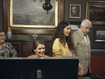 Diana Garrigosa, Lluna Pintado, Sílvia Pérez Cruz y Pasqual Maragall, en un fotograma del documental 'Maragall i la Lluna'.