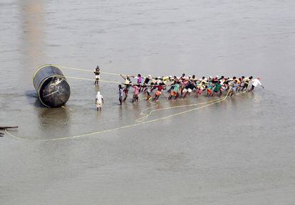 Labores de construcción de un puente temporal sobre el río Ganges, en Allahabad (India) con motivo del festival Magh Mela durante el cual los devotos hindúes toman un baño en las aguas de dicho río.
