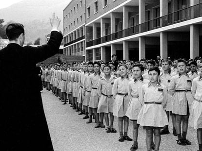 Ni&ntilde;os en formaci&oacute;n ante el sacerdote, en una foto del libro. 