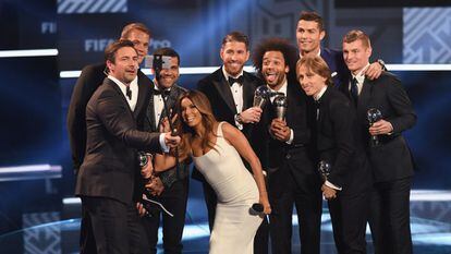 Varios galardonados con el premio FIFA FIFPro World11 posan en el escenario junto a Eva Longoria y Marco Schreyl. 