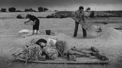 'En las eras' (1988), fotografía del libro 'España oculta' tomada en la localidad zamorana de Escober.