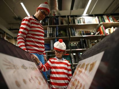 Un hombre y hijo, disfrazados del personaje Wally, en un evento en la librer&iacute;a Foyles, en Londres. 