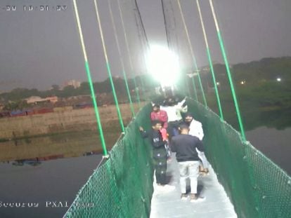 Fotograma de uno de los vídeos que mostraban el derrumbe del puente, el domingo.