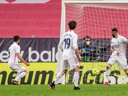 Nacho remata en la acción del gol del Real Madrid.
