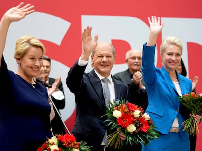 Desde la izquierda, la candidatas del SPD a la alcaldía de Berlín, Franziska Giffey; Olaf Scholz , candidato a la cancillería; y Manuela Schwesig, gobernadora del Estado de Mecklenburgo-Pomerania occidental.