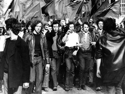 Daniel Bensaïd (al frente, con chupa de cuero negra), durante una manifestación del 1 de mayo de 1971 en París.
