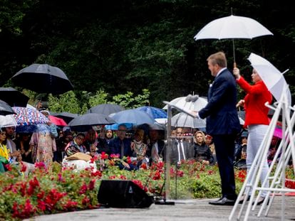 El rey Guillermo de Holanda, en un momento del discurso en la celebración del Día del Recuerdo de la Esclavitud, en el que pidió perdón por el tráfico y explotación de seres humanos en las colonias holandesas, este sábado, en Ámsterdam.