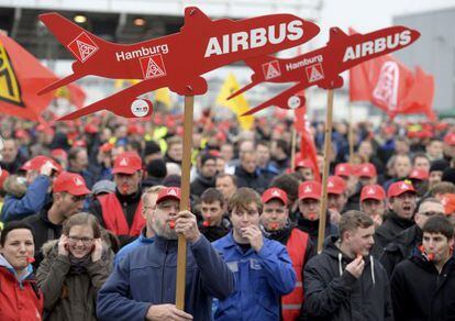 Empleados de Airbus, del grupo EADS, en una manifestaci&oacute;n contra los planes de reestructuraci&oacute;n de la empresa.
