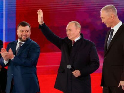 Vladímir Putin, en el centro, Denis Pushilin, líder de la autoproclamada República Popular de Donetsk, a la izquierda, y el jefe designado por Moscú de la región de Jersón, Vladimir Saldo, en la plaza Roja, este viernes en Moscú.
