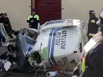 El Bell 206 destrozado en el suelo.