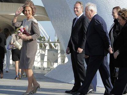 La reina Sof&iacute;a, ayer por la tarde, a su llegada al Palau de les Arts de Valencia.