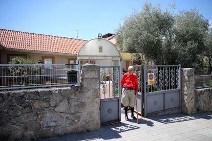 Un interno de la residencia Arzobispo Morcillo (Soto del Real, Madrid) en una imagen del miércoles, horas después del anuncio de cierre.