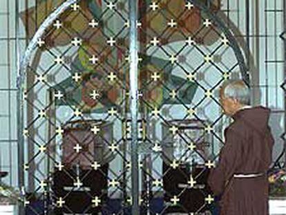 Los féretros de dos víctimas españolas, en una iglesia de Casablanca.