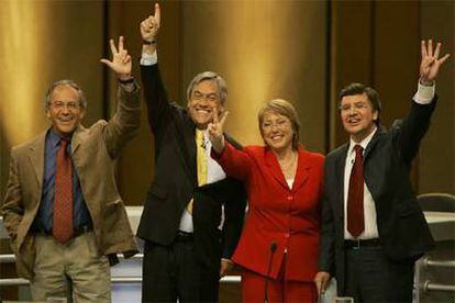 Los candidatos a la presidencia de Chile: de izquierda a derecha, Tomás Hirsch, Sebastián Piñera, Michelle Bachelet y Joaquín Lavín, tras un debate televisado.